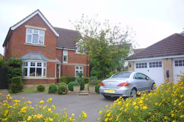 Shenley Brook End - A superb four bedroom detached residence in highly sought after Shenley Brook End area.� Boasting lounge, dining room, cloakroom, upvc double glazed conservatory, fitted kitchen/breakfast room, en-suite to master bedroom, family bathroom, gas to radiator central�heating, gardens, driveway & double garage.� MUST BE SEEN. - Photo 10